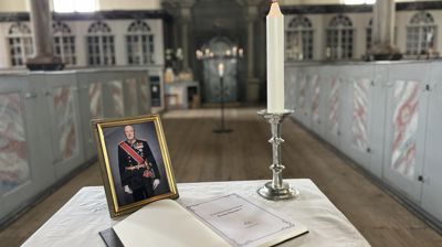 Åpen kirke med kondolanseprotokoll