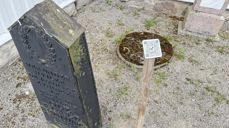 QR-koder er satt opp både inne i kirken og ute på området.