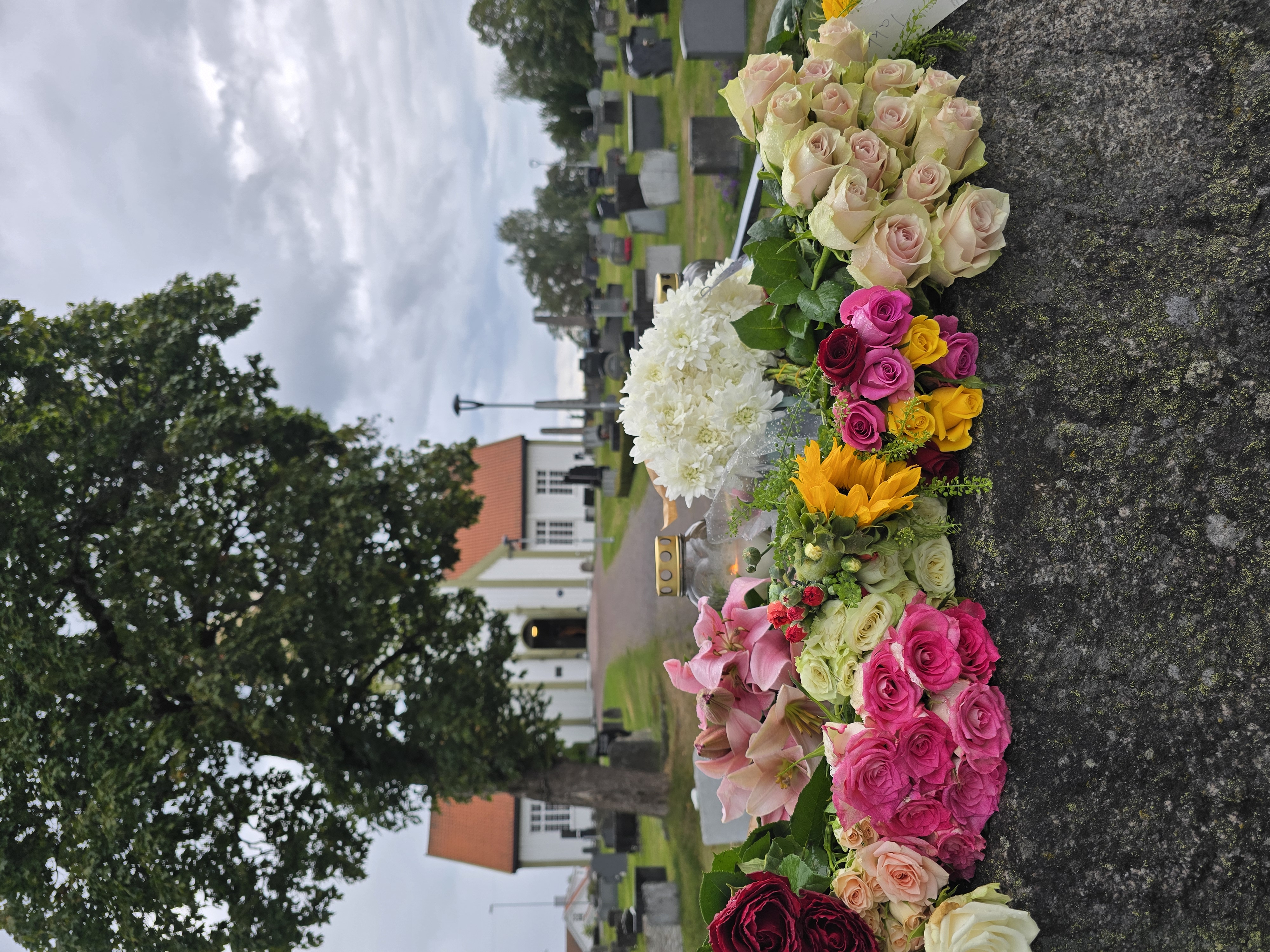 Folk oppsøker kirken når de trenger et sted å gå med sorgen sin.  Etter Kongens død fikk vi se hva lokalkirkene våre har å si for den norske beredskapen. Blomster ved Vinger kirke