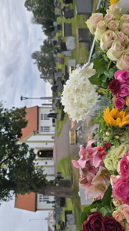 Folk oppsøker kirken når de trenger et sted å gå med sorgen sin. Etter Kongens død fikk vi se hva lokalkirkene våre har å si for den norske beredskapen. Blomster ved Vinger kirke