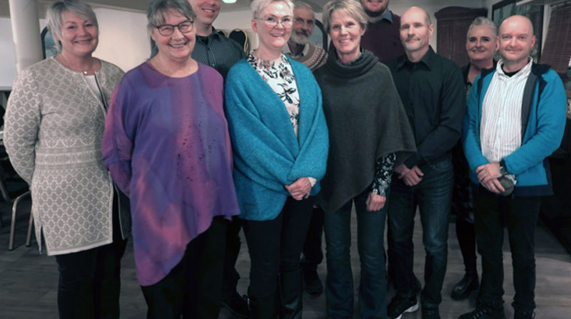 Fra venstre: Mona Stensrud, Gudrun Bjørka, Leder Roy-Andre Midtgård, Mona Høgli, Dag Finn Halsen Olavsbråten, Nestleder Inger Merete Bjerkerud, Herman Johannes Glienke (kommunens representant), Steinar N. H. Skinnes, Lisette Nyhus, sokneprest Sorle S. Hovdenak. Kari Ask Nore og Olav Arne Gabriel Sønsteby var ikke tilstede. Foto: Kjell Bjørka.