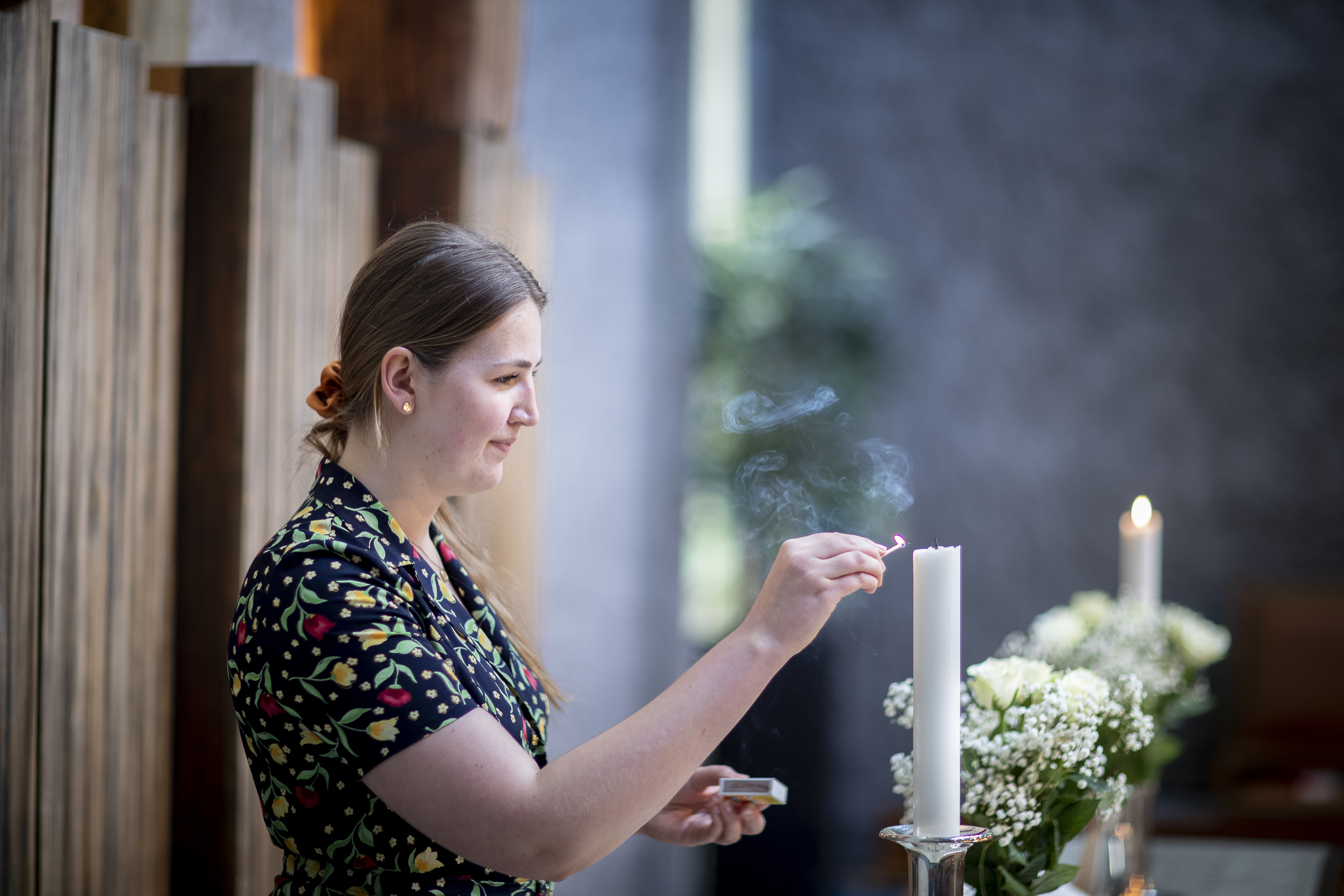 Kirketjener tenner lys. Foto: Bo Mathisen