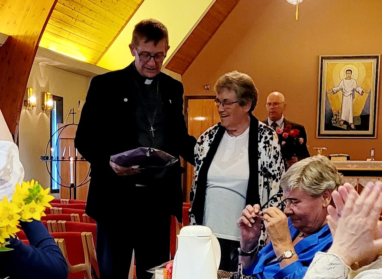 Soknepresten sammen med leder i Gullesfjord kirkeforening Liss Paulsen