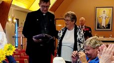 Soknepresten sammen med leder i Gullesfjord kirkeforening Liss Paulsen