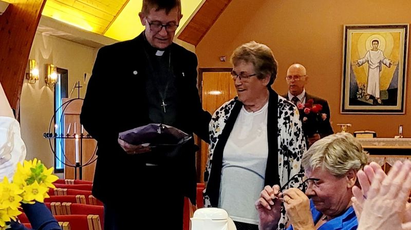 Soknepresten sammen med leder i Gullesfjord kirkeforening Liss Paulsen