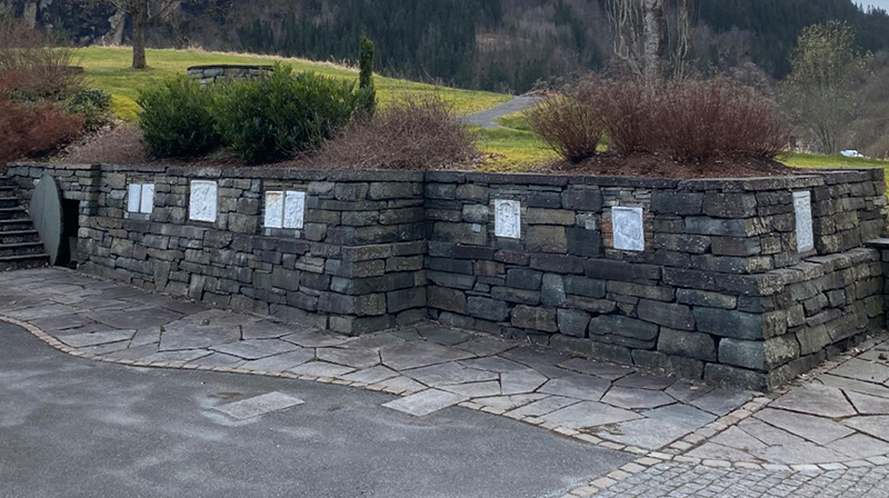 Krossvegen i kyrkjeparken ved Norheimsund kyrkje