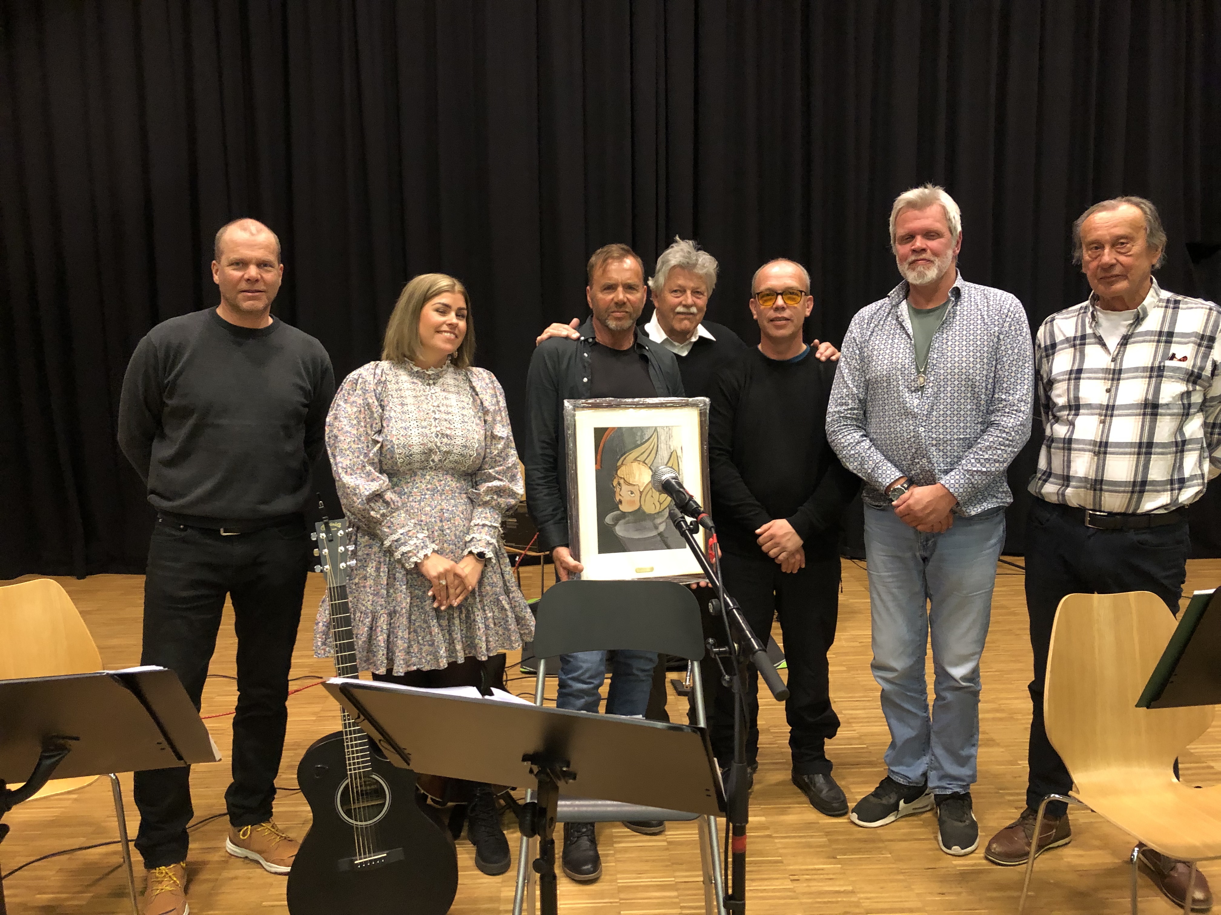 Bilde av bandmedlemmene i No Boots og leiar i diakonatet Oscar J Garnes