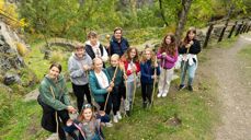 Oversiktsbilde av konfirmantane. På bildet frå venstre: Sara Klevberg, Mie Ørbeck Mo (framme), Minna Hval Ødegård, Signe Grøttebø Nundal, Linnea Cirotzki Fossen, Alette Rumohr, Ida Charlotte Netland, Ronja Cirotzki Einemo. Bak frå venstre: Isak Bjørkum, Johannes Rock Nybø og prest Gunnar Eldevik. Konfirmantane Aline Maristuen og Lea Sofie Strand Elgåen var ikkje til stade. Foto: Karoline Thyri