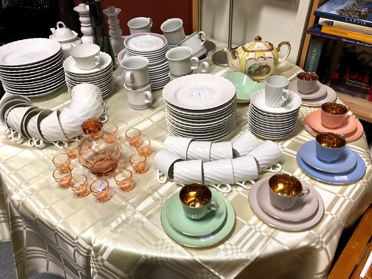 Skatter i bruktbutikken i Berg arbeidskirke.