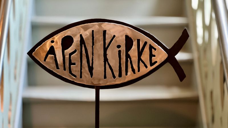 Det flotte skiltet med teksten "Åpen kirke" er laget av kunstner Jan Warholm.