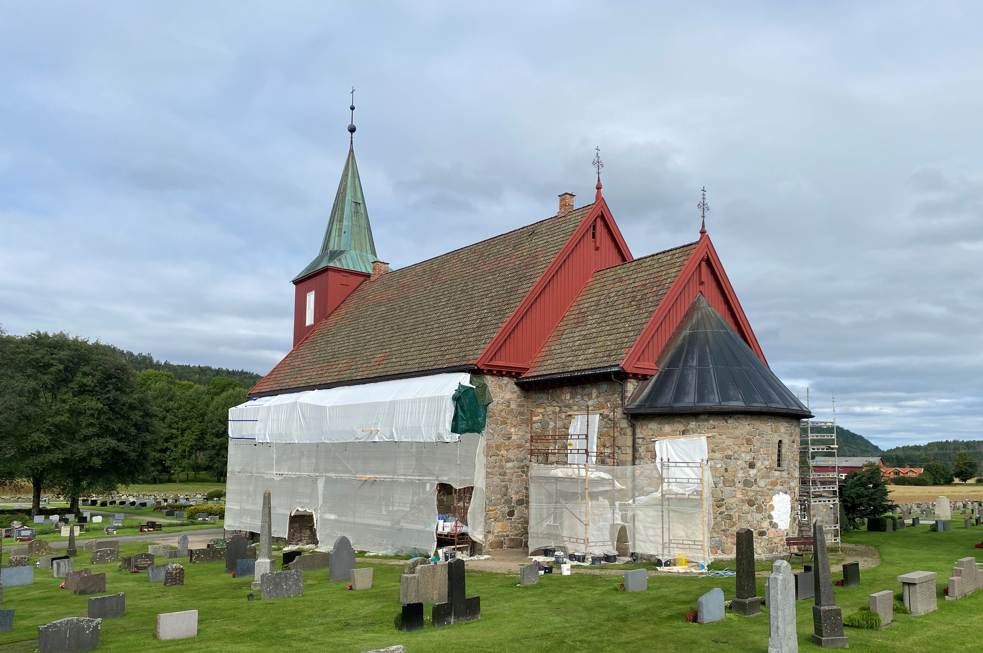 Arbeidet med istandsetting av sydveggen av Hedrum kirke har pågått siden 2022.