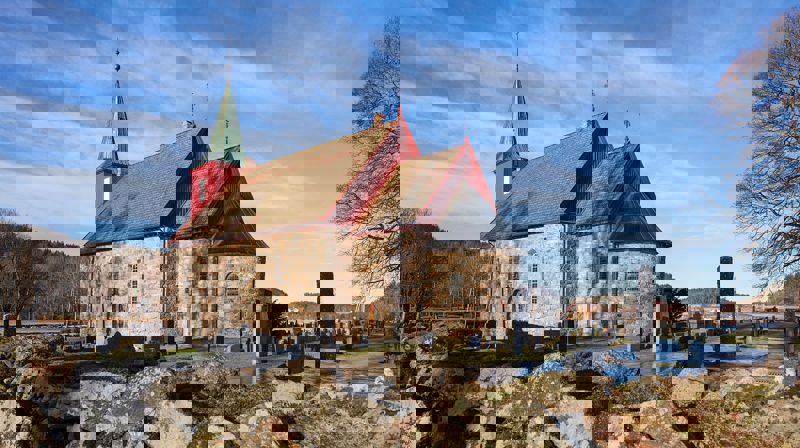 Den vakre Hedrum kirke er fra cirka år 1100. Foto: Trond Isaksen.