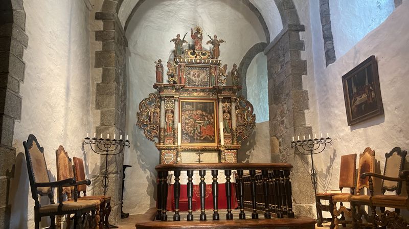 Altertavlen i bruskbarokk er fra 1664. Foto: Kristina Hvarnes Andersen