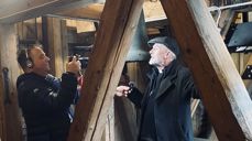 Sokneprest Thorir Jökull Thorsteinsson intervjues av NRK.