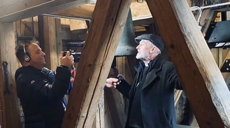 Sokneprest Thorir Jökull Thorsteinsson intervjues av NRK.