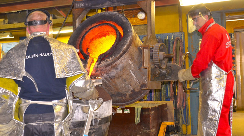 Morten Olsen-Nauen heller forsiktig i kobberblandingen i klokkeforma. Foto: Olav Nordheim, Kjærkebygda NærNytt