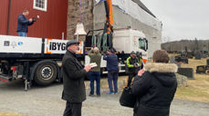 Da klokka skulle heises, sang de fremmøte "Deg være ære". Foto: Kristina Hvarnes Andersen.