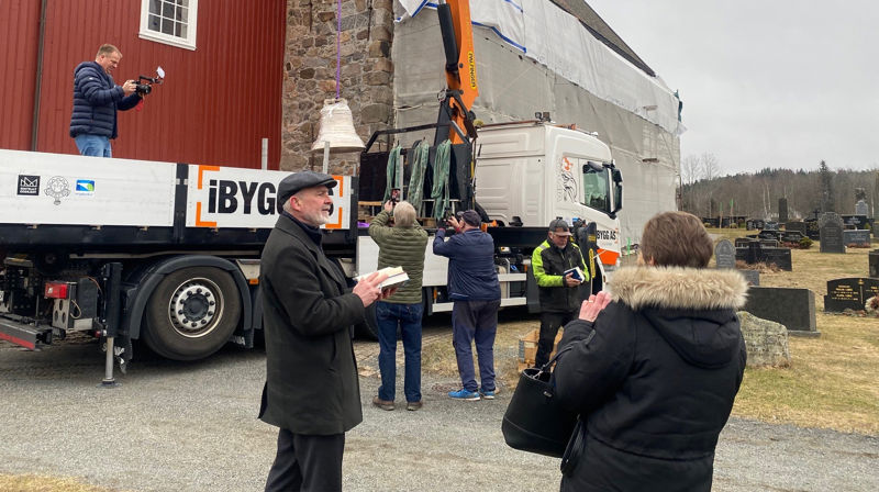 Da klokka skulle heises, sang de fremmøte "Deg være ære". Foto: Kristina Hvarnes Andersen.