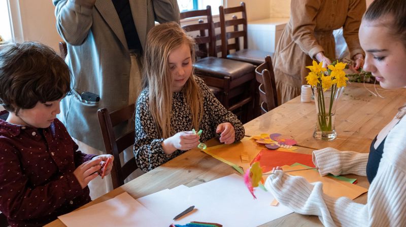 På påskeverkstedet kan barna lage mye fint. Foto: Den norske kirke/Terje Peersen