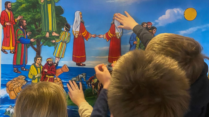 Flanellografen er fortsatt av og til i bruk på søndagsskolens samlinger. Foto: Kristina Hvarnes Andersen