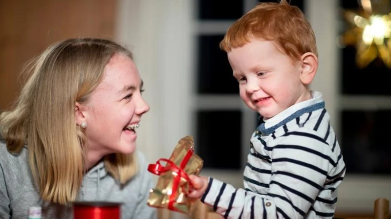 Juleverksted er hyggelig for små og store. Foto: Den norske kirke / Bo Mathisen