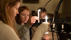 Barn ved lysgloben. Foto: Den norske kirke/ Hans Jakob Heimvoll