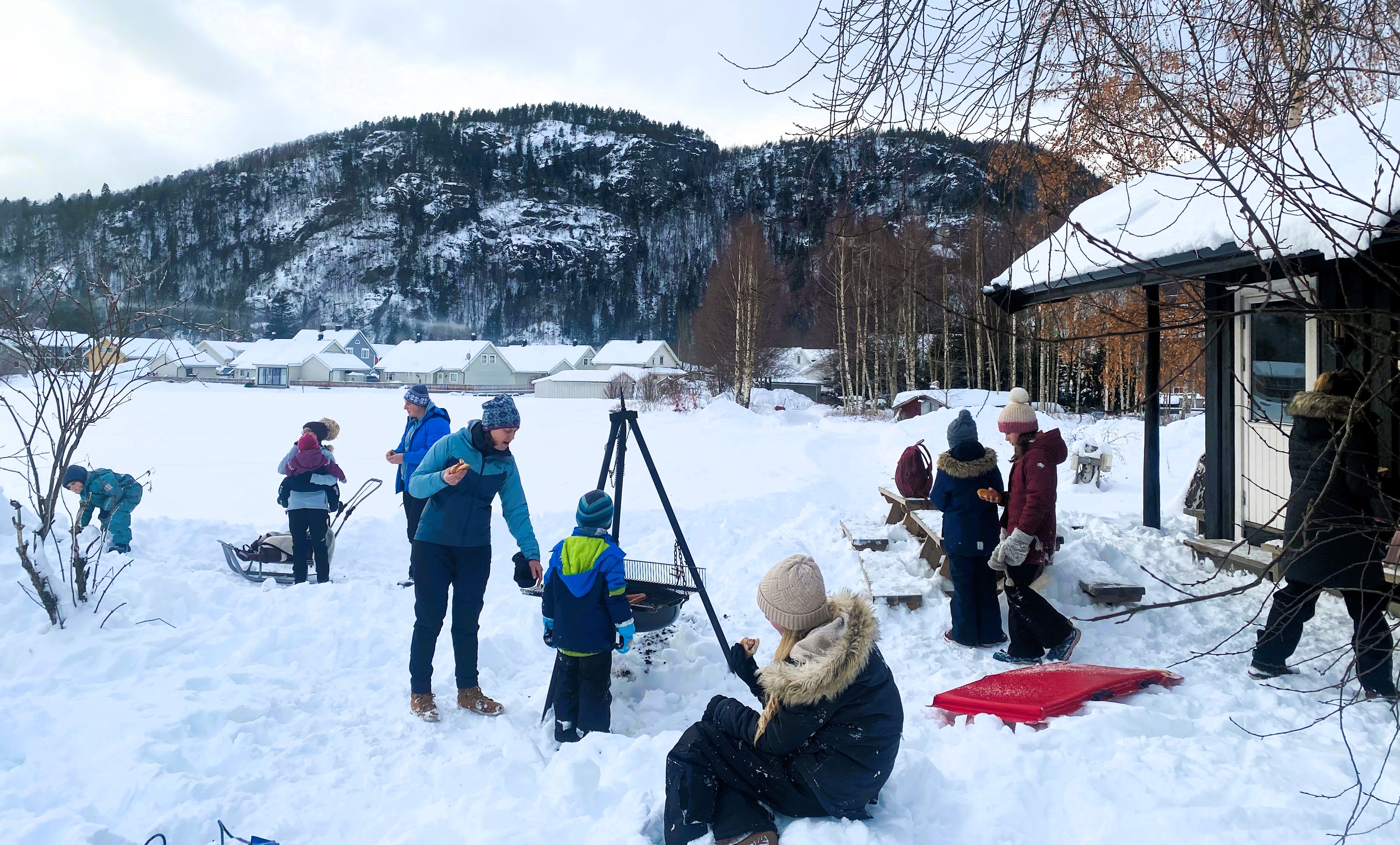Grilling og aking ved hytta til Kvelde barnehage med Supersøndag januar 2024. Foto: Kristina Hvarnes Andersen