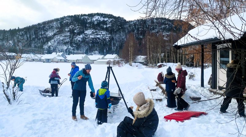 Grilling og aking ved hytta til Kvelde barnehage med Supersøndag januar 2024. Foto: Kristina Hvarnes Andersen
