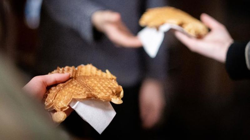 Utdeling av vafler. Foto: Den norske kirke/ Kirkerådet