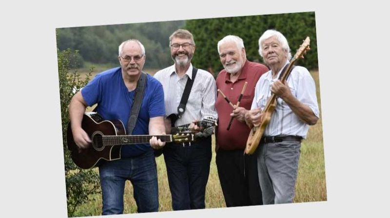 Disse gutta spiller opp til allsang og godt humør i kjerka! Velkommen, velkommen!