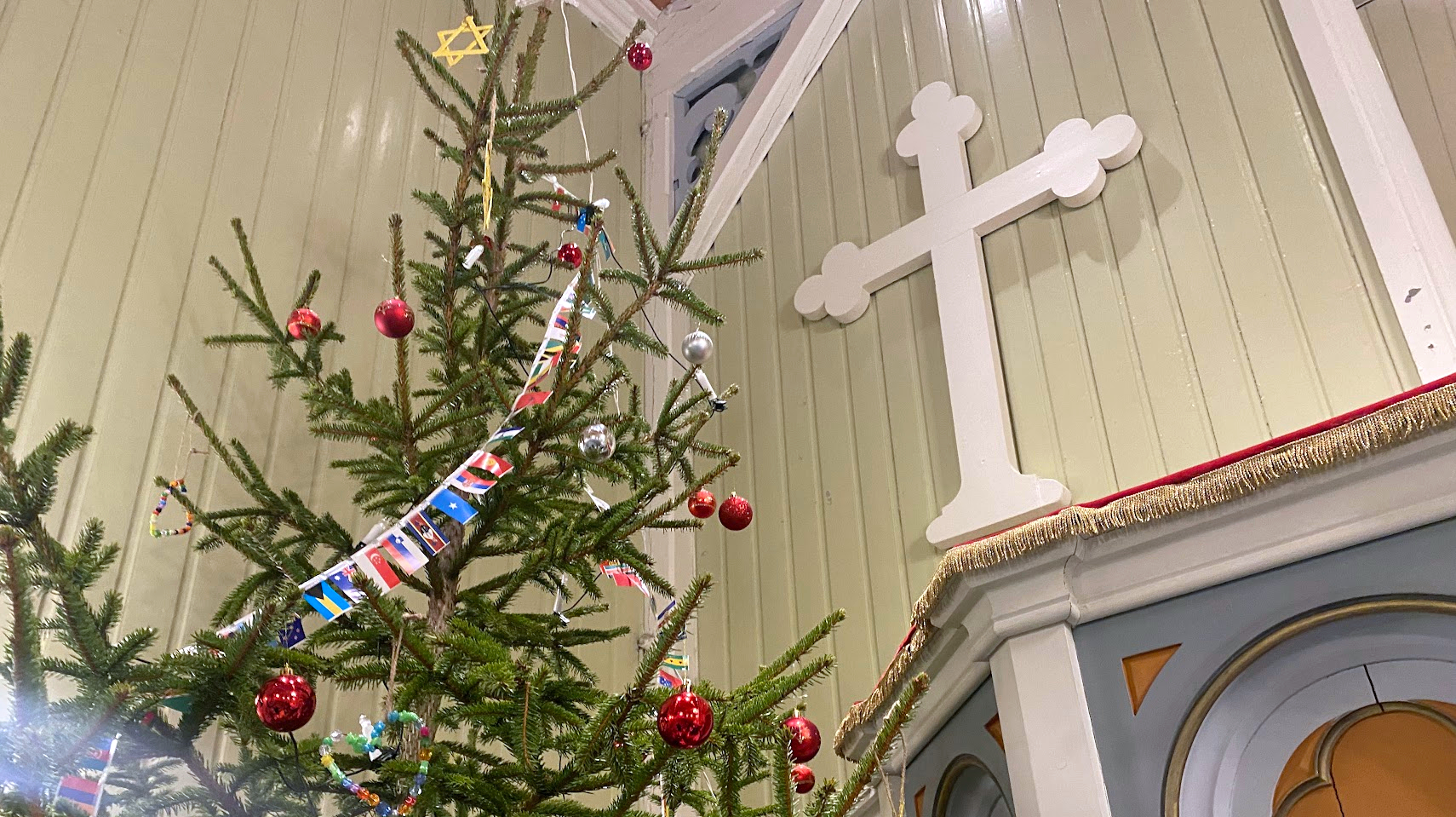 Juletre i Kvelde kirke. Foto: Kristina Hvarnes Andersen