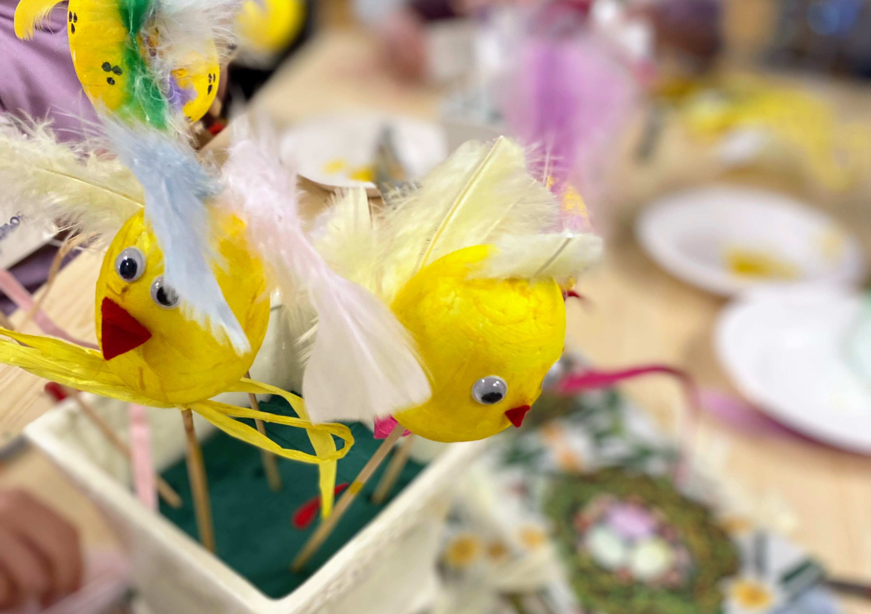 Barna kan lage påskepynt på påskeverksted. Foto: Kristina Hvarnes Andersen