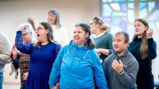 På SiMen er det blant annet allsang og måltidsfellesskap. Foto: Bo Mathisen