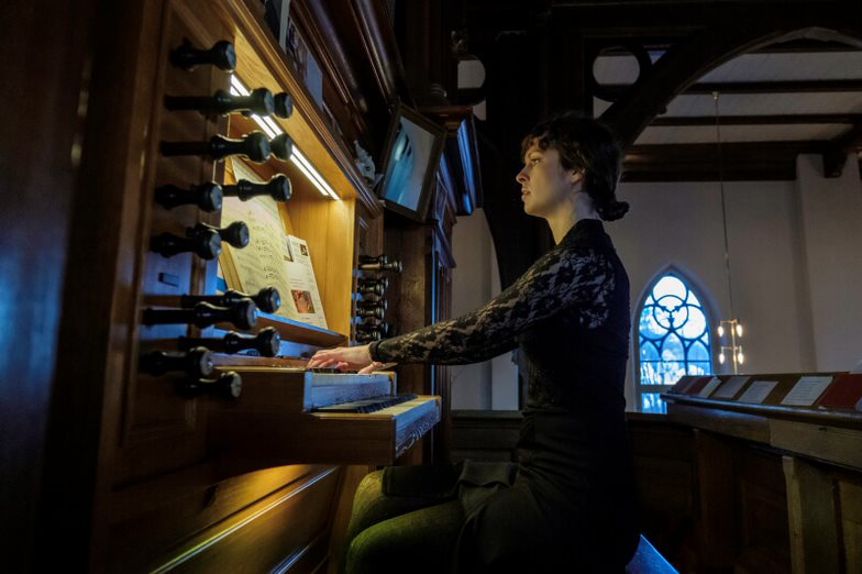 Hannah Marie Carding ved orgelet.