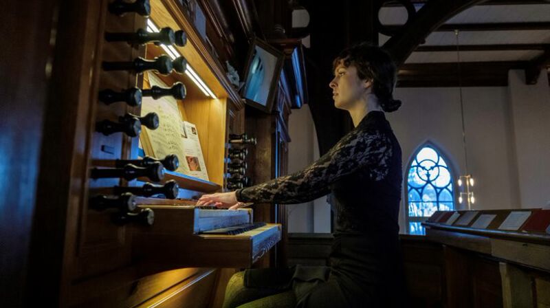 Hannah Marie Carding ved orgelet.