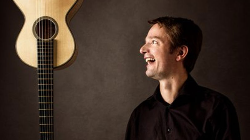 Runar Kjeldsberg spiller klassisk gitar, og holder konsert sammen med Espen Melbø (orgel) i Larvik kirke 27. juni.