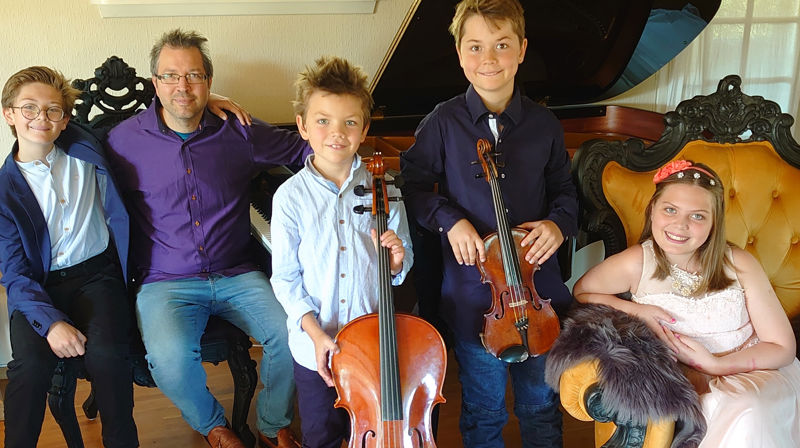 Daniel Sabbah sammen med barna Samuel, Jonatan, Benjamin og Gabriella.