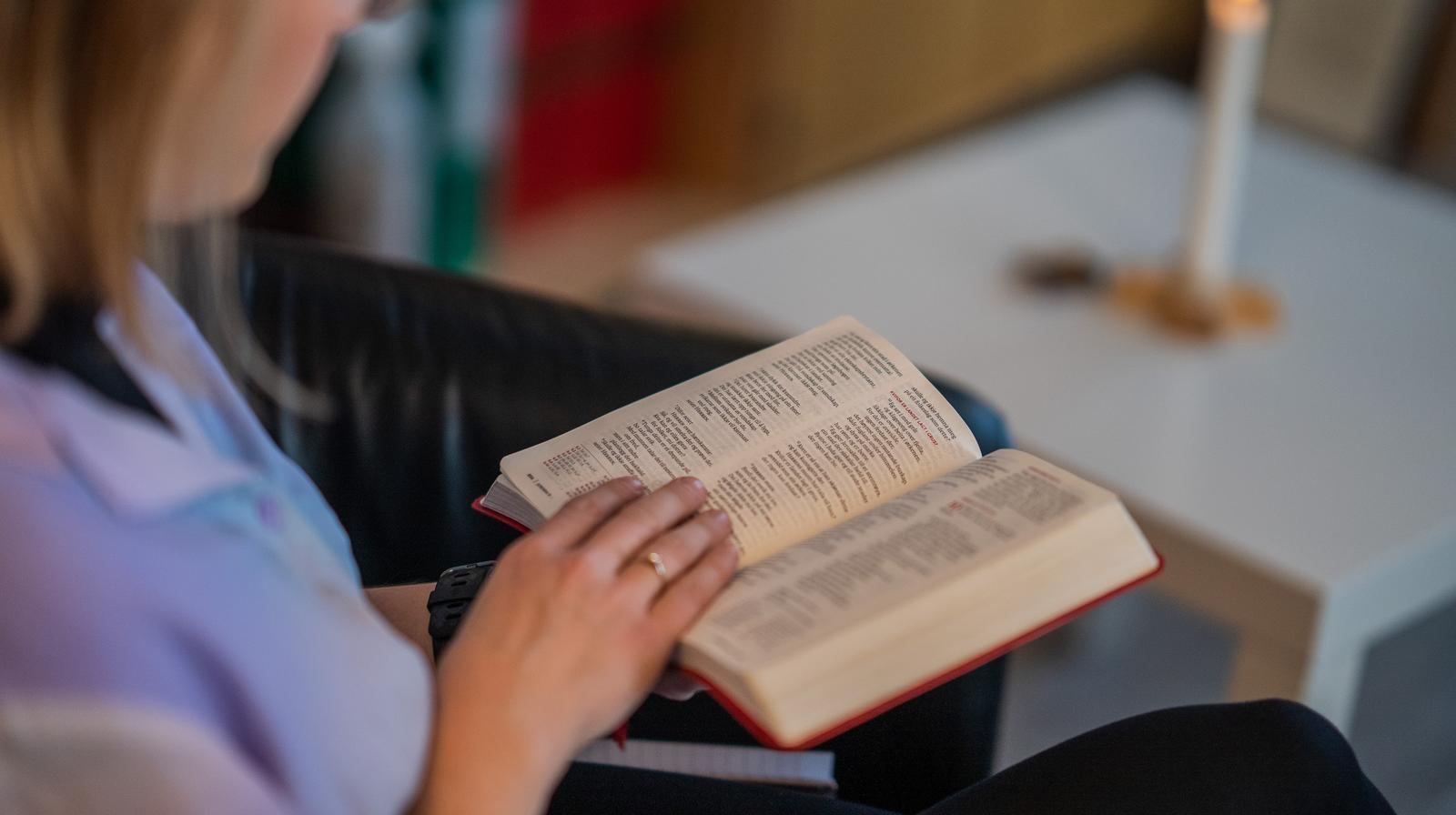 Illustrasjon kvinne med Bibel, foto: Torstein Kiserud / Den norske kirke