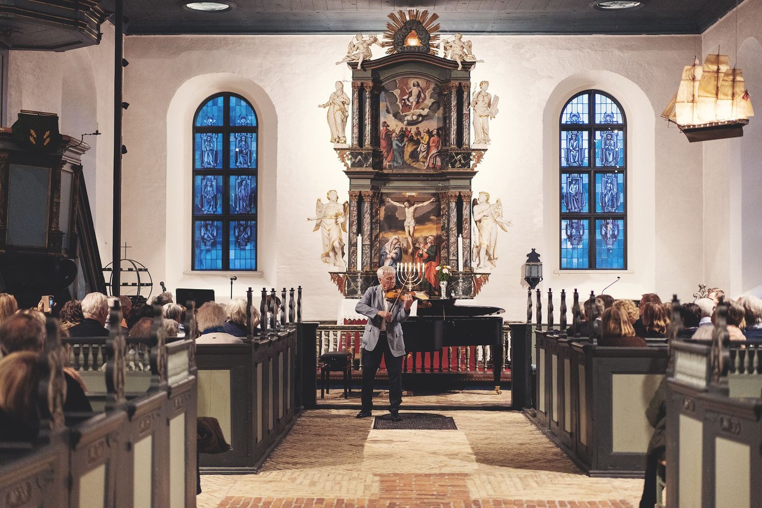 Arve Tellefsen i Fredriksvern kirke. Foto: kammermusikk.no