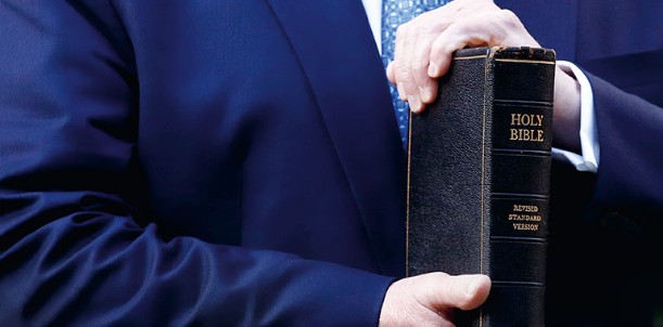 Utsnitt av forsiden til Helge Simonnes' bok "Trump, Gud og kirken". Forsiden inneholder et fotografi av NTB/ Patrick Semansky, som vi ser her viser president Trump som holder en bibel.