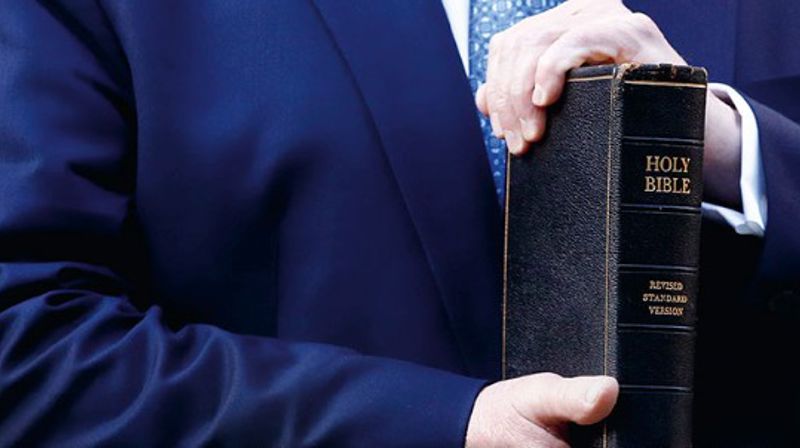 Utsnitt av forsiden til Helge Simonnes' bok "Trump, Gud og kirken". Forsiden inneholder et fotografi av NTB/ Patrick Semansky, som vi ser her viser president Trump som holder en bibel.