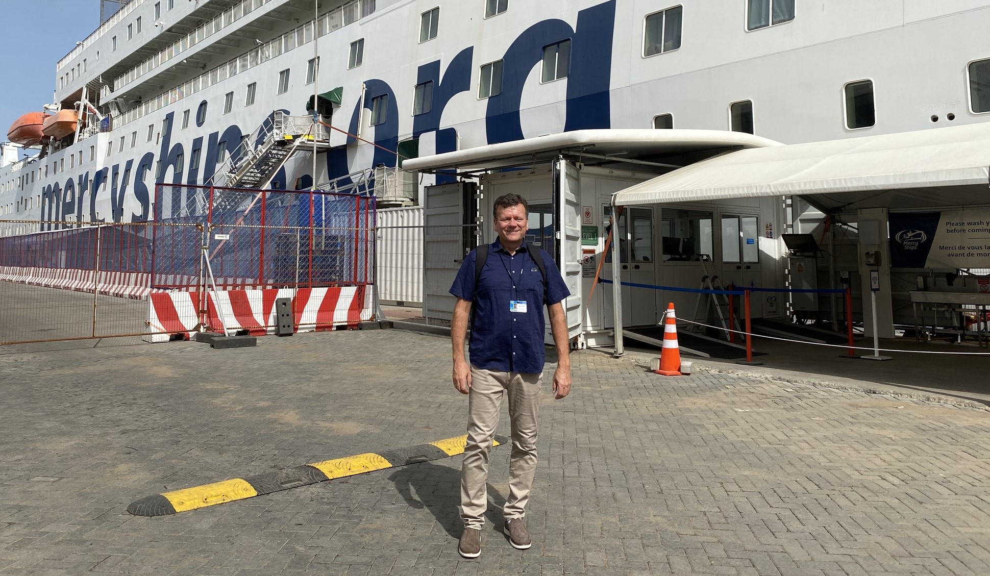 Stig Aarøe Arnesen jobber ved kirkekontoret i Larvik. For ett år siden hadde han noen måneder permisjon for å jobbe som frivillig ved sykehusskipet Mercy Ships.