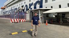 Stig Aarøe Arnesen jobber ved kirkekontoret i Larvik. For ett år siden hadde han noen måneder permisjon for å jobbe som frivillig ved sykehusskipet Mercy Ships.