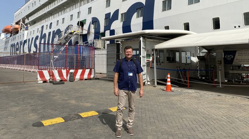 Stig Aarøe Arnesen jobber ved kirkekontoret i Larvik. For ett år siden hadde han noen måneder permisjon for å jobbe som frivillig ved sykehusskipet Mercy Ships.