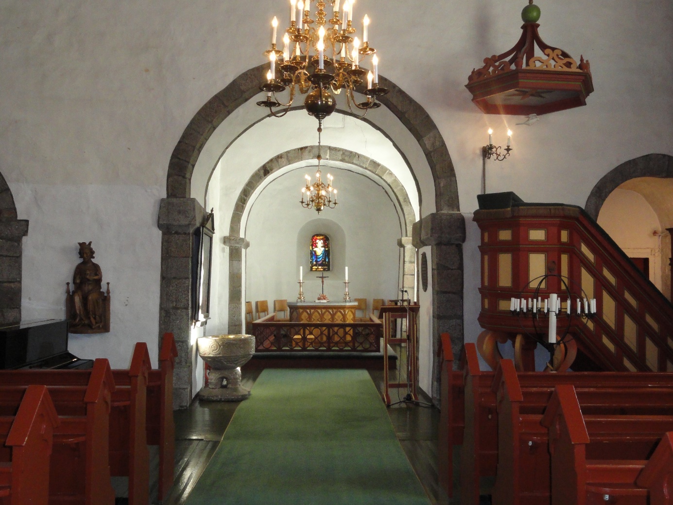Alterpartiet i Tanum kirke sett fra midtgangen. 