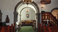 Alterpartiet i Tanum kirke sett fra midtgangen.