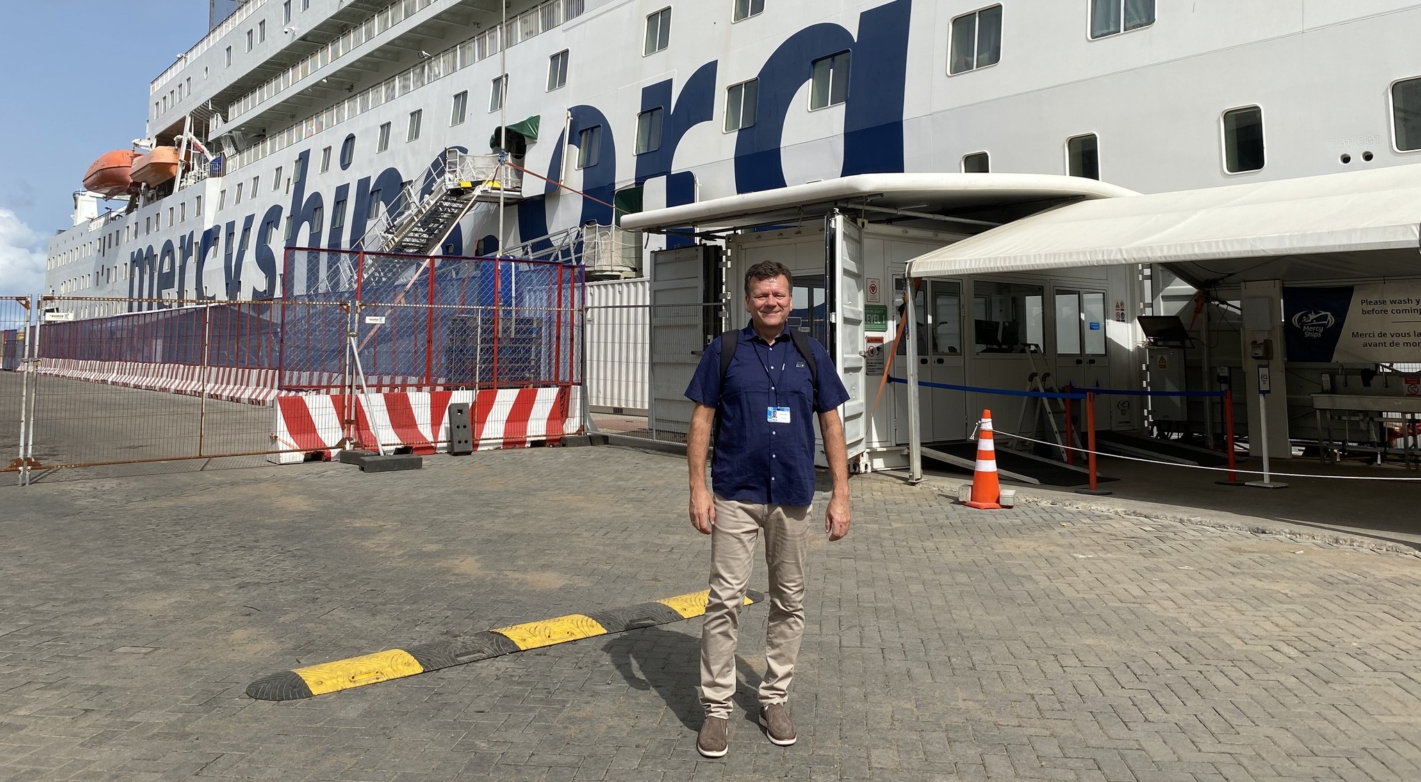 Stig Aarøe Arnesen foran sykehusskipet. Foto: Privat.