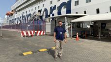 Stig Aarøe Arnesen foran sykehusskipet. Foto: Privat