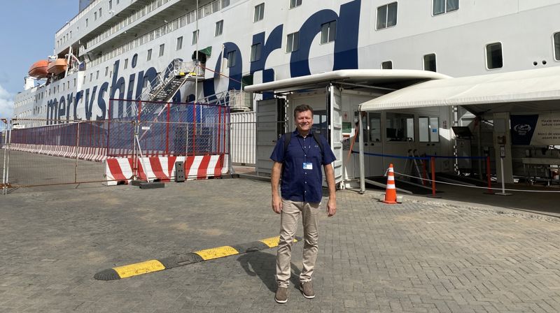 Stig Aarøe Arnesen foran sykehusskipet. Foto: Privat