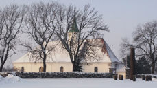 Tjølling kirke i vinterlandskap.